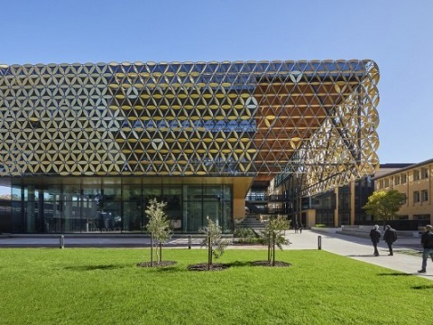 نمای گلبرگی مرکز دانشجویان دانشگاه استرالیا توسط Hassell